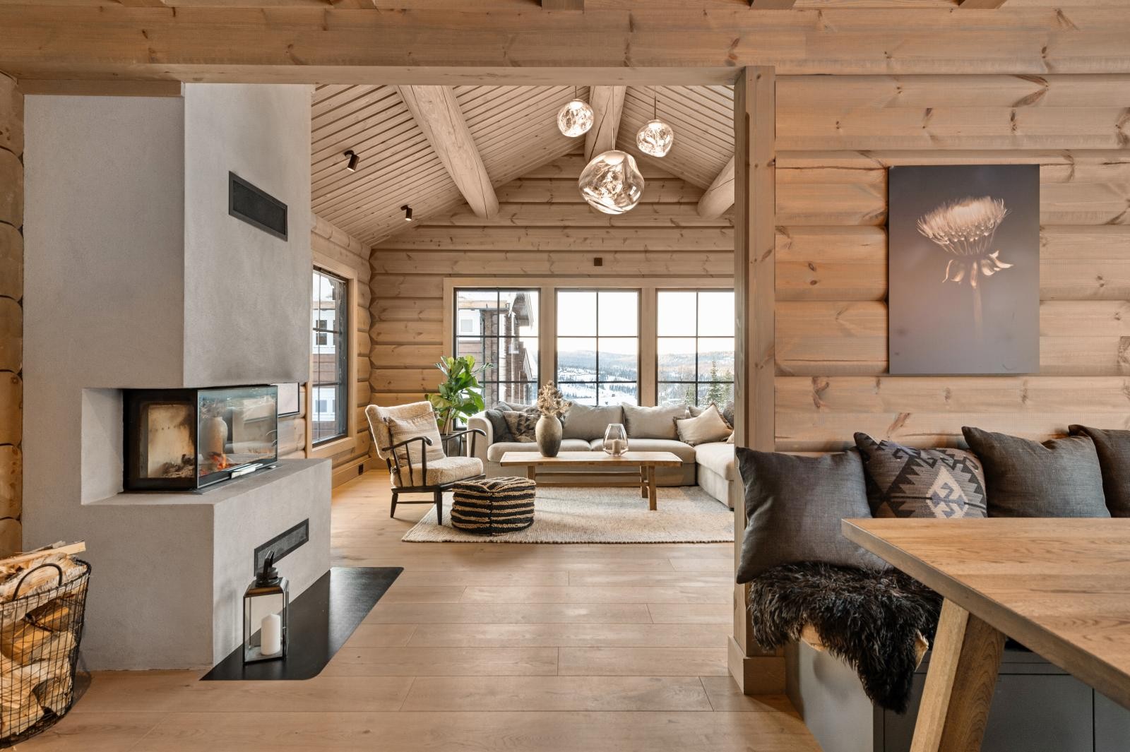 Stue og spisestue er delvis adskilt, noe som gir flere, hyggelige soner. Galleribilde