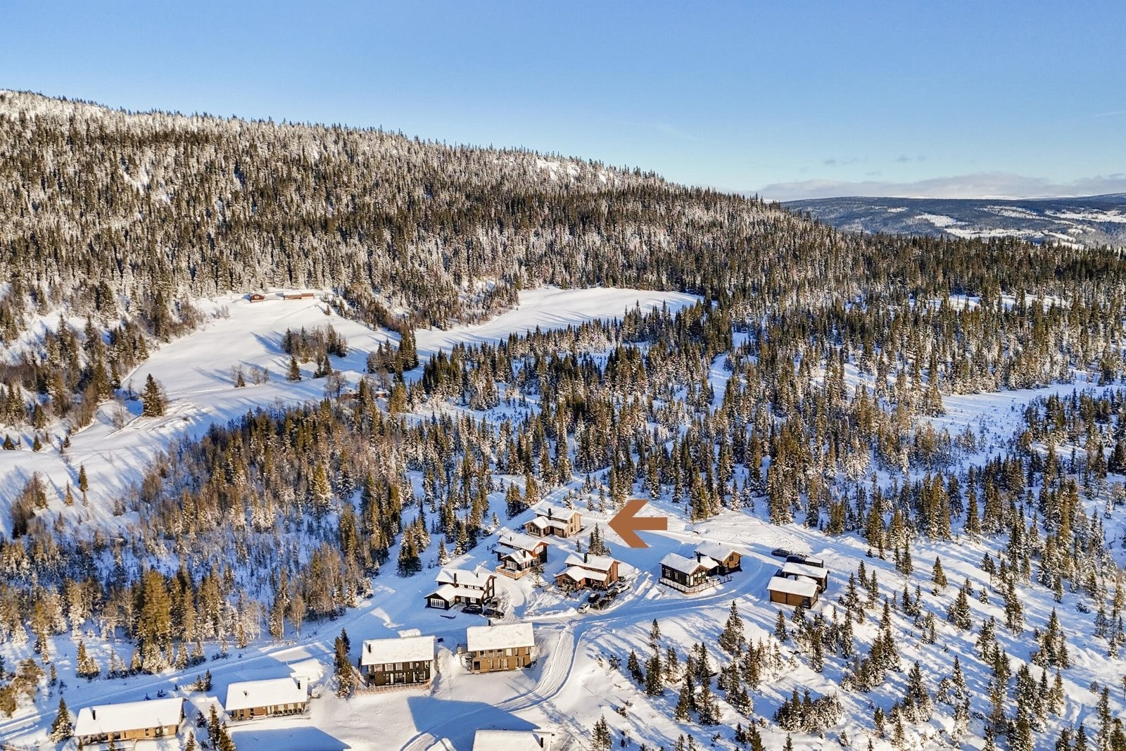 Vestsiden, hvor denne hytta ligger, er et eldorado for alle nivåer. Her finner man røde og grønne løyper, utfordrende skogskjøring og et perfekt barneområde med skålheis og rullebånd Galleribilde