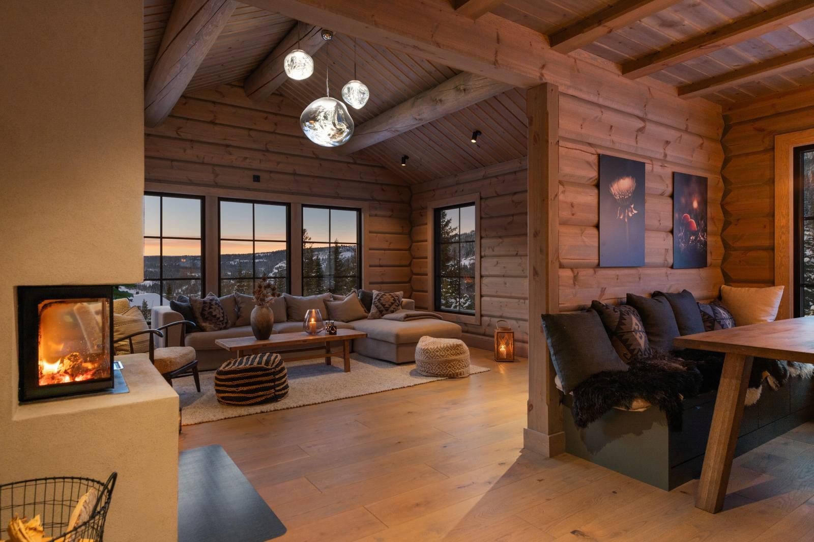 Den gode planløsningen gjør stuen enkel å møblere, med naturlige soner for sofa- og spisegruppe, delvis adskilt fra hverandre. Galleribilde