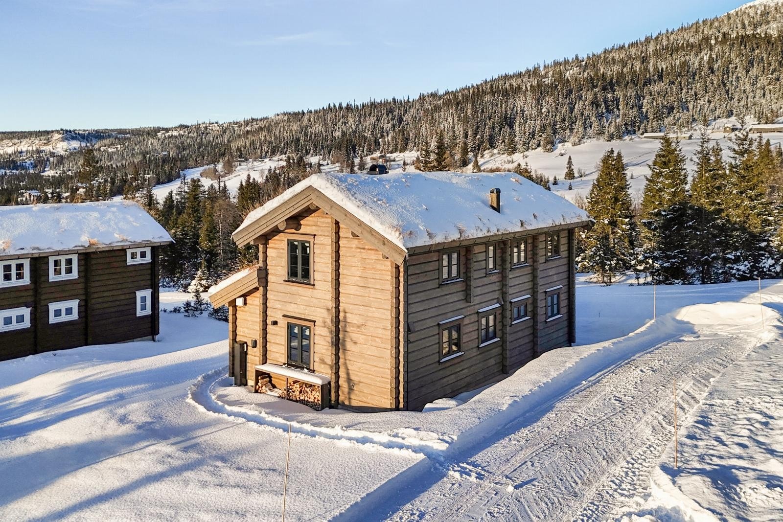 Parkering for to biler samt el-lader. Galleribilde