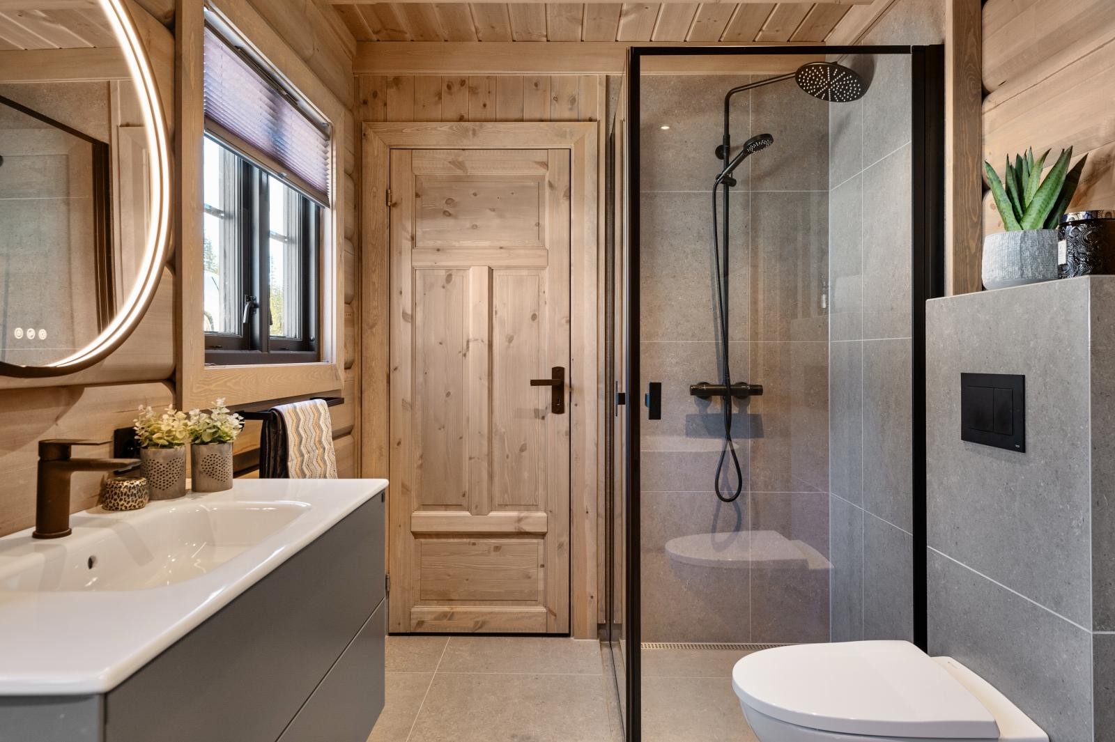 Badet i 1. etasje er meget romslig og har lekre detaljer. Galleribilde