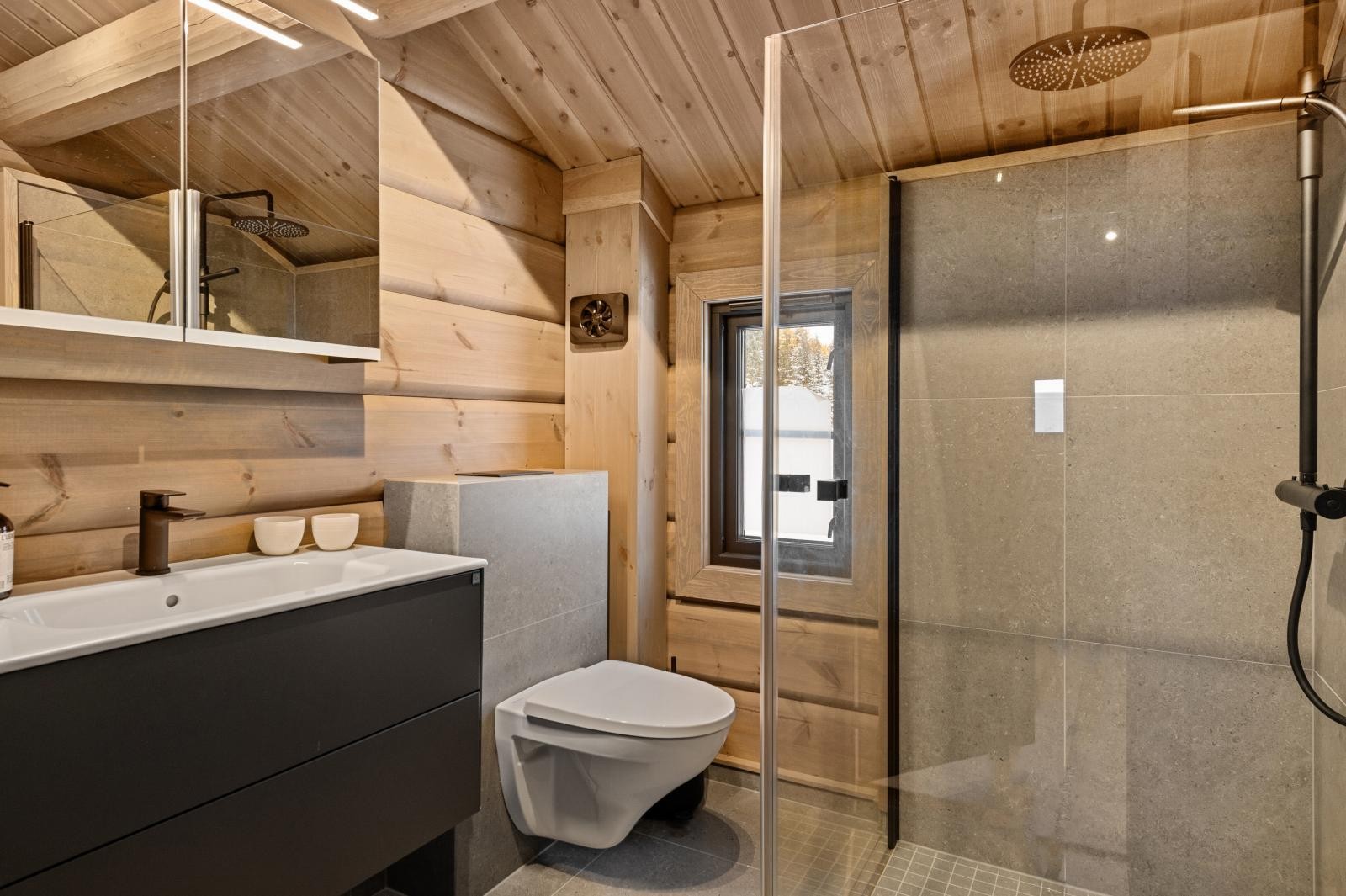 Pent bad i 2. etasje med flislagt gulv, varmekabler og dusjhjørne. Galleribilde