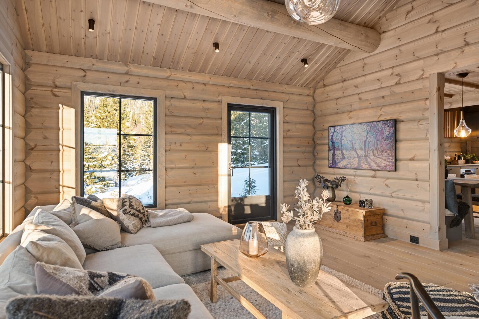 Gjennomtenkt planløsning med blant annet stue i hver etasje. Galleribilde