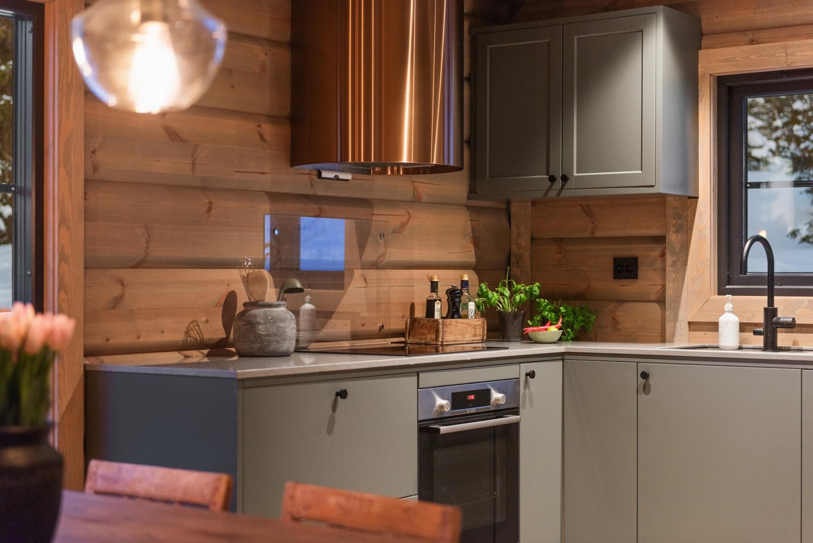 Kjøkkenet er plassert i tilknytning til spisestue og blir en naturlig sosial sone. Galleribilde