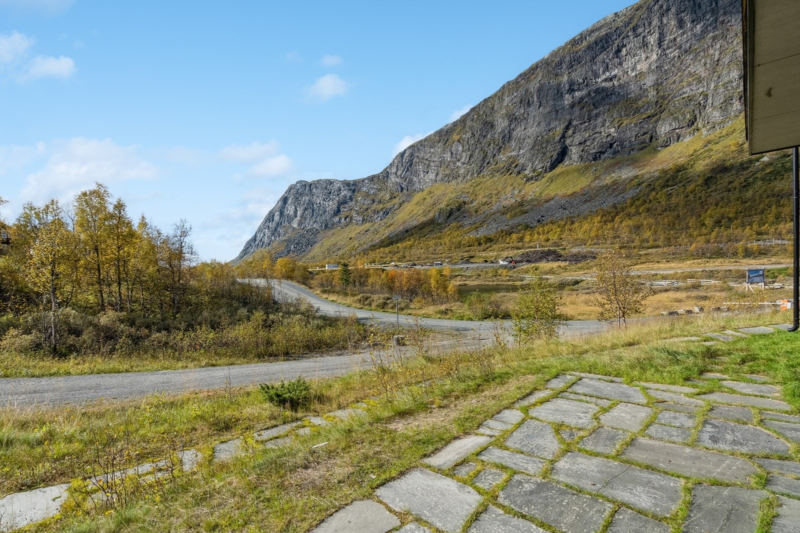 Dette området regnes som inngangsporten til Jotunheimen nasjonalpark, og byr på unik natur og fantastiske turmuligheter både til fots, på ski og alpin. Galleribilde