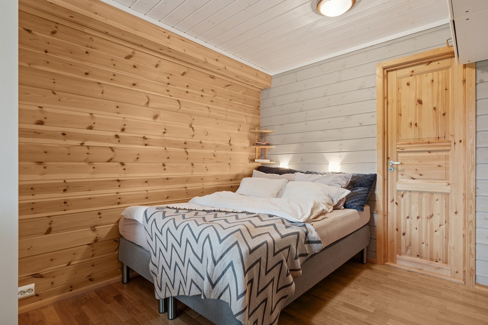 Leiligheten har to soverom av god størrelse hvor det for eksempel er plass til ekstra familiekøye om det kulle være behov for ekstra overnattingsplasser. Galleribilde