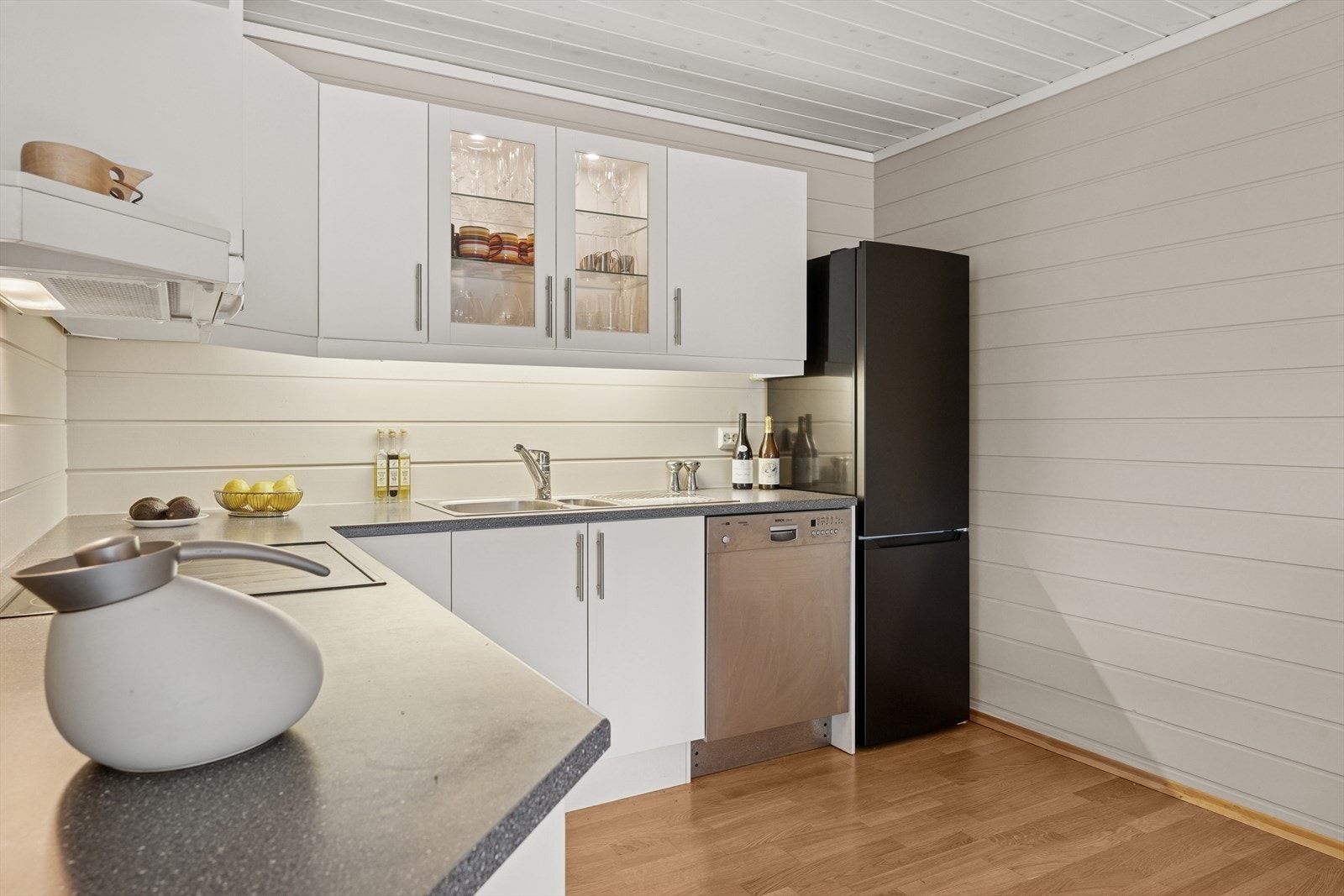 Innholdsrikt kjøkken hvor alle hvitevarer medfølger. Galleribilde