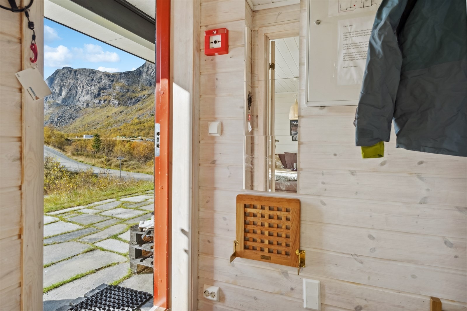 Når du går ut av leiligheten finner du et skiferbelagt inngangsparti/uteområde. Galleribilde