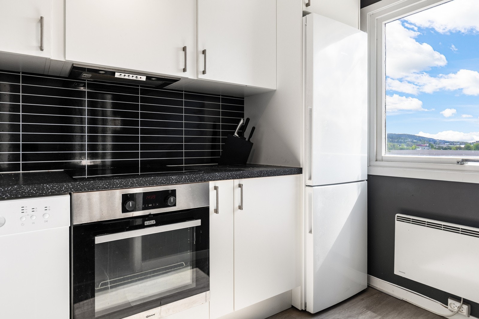 Innredningen er fra Epoq og har hvite, glatte fronter, laminert benkeplate og nedfelt oppvaskkum. Galleribilde