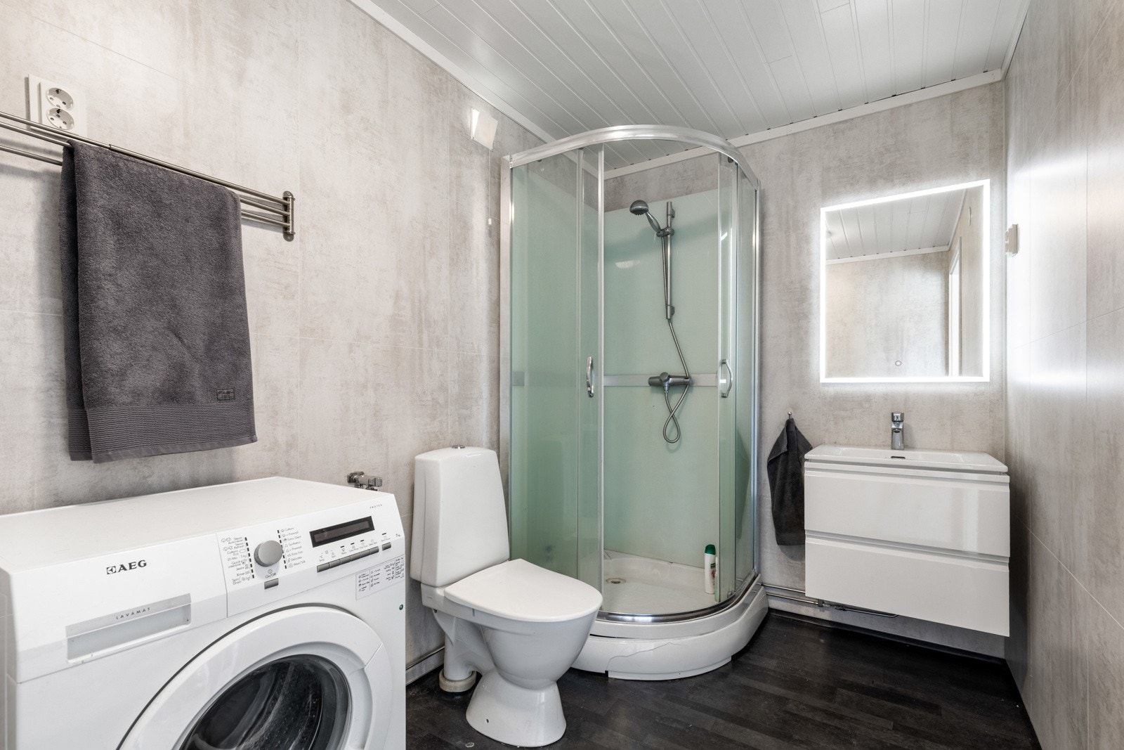 Badet ble renovert i 2019 og er lyst og pent med belegg på gulvet, våtromsplater på veggene, gulvvarme, dusjkabinett og et gulvmontert toalett. Galleribilde