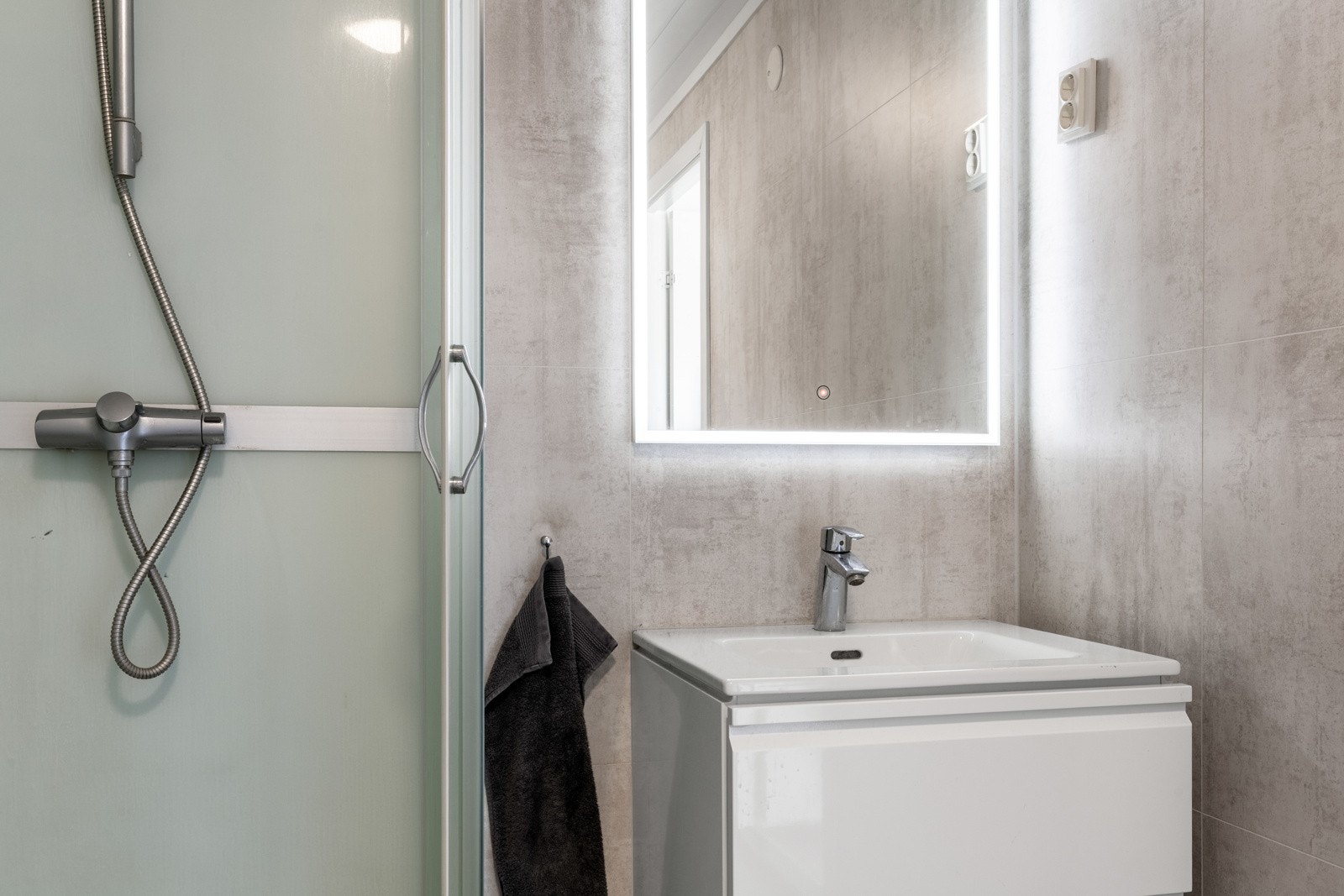 Innredningen består av en heldekkende servant med hvite underskuffer, og over servanten er det speil med integrert belysning. Galleribilde