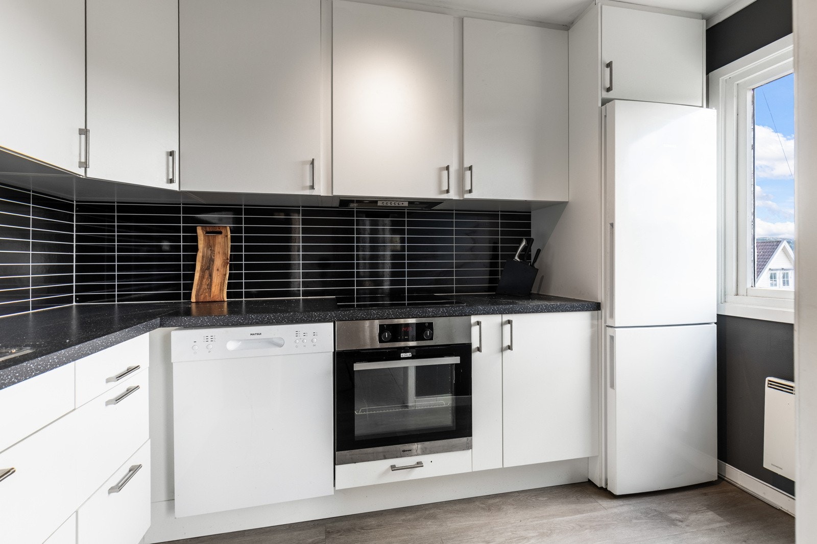 Leiligheten har et meget pent kjøkken med stilren, takhøy innredning fra 2019. Galleribilde