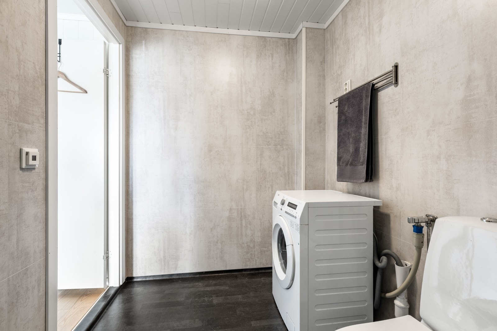 I tillegg har badet opplegg for vaskemaskin. Galleribilde