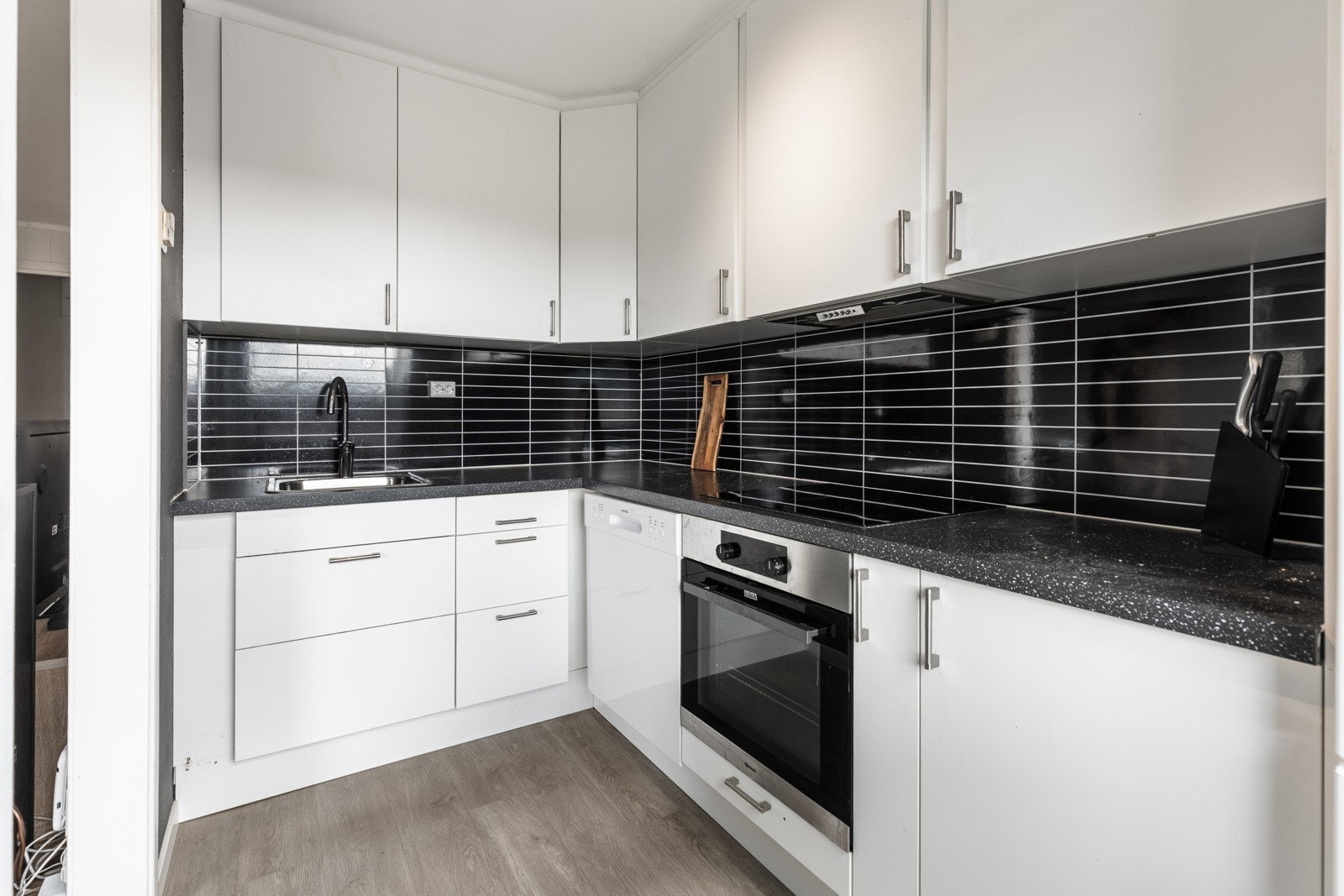 Rommet har laminatgulv og mørke vegger, og et stort vindu slipper inn godt med ekstra lys på dagtid. Galleribilde