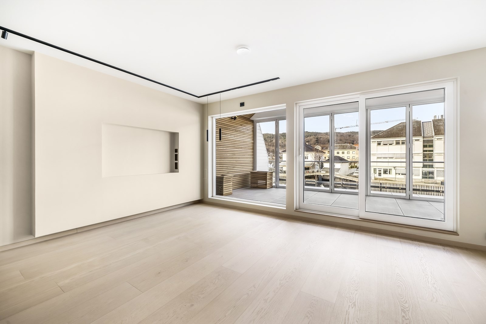 Gulvet er belagt med parkett kombinert med malte slette vegger og tak. Galleribilde