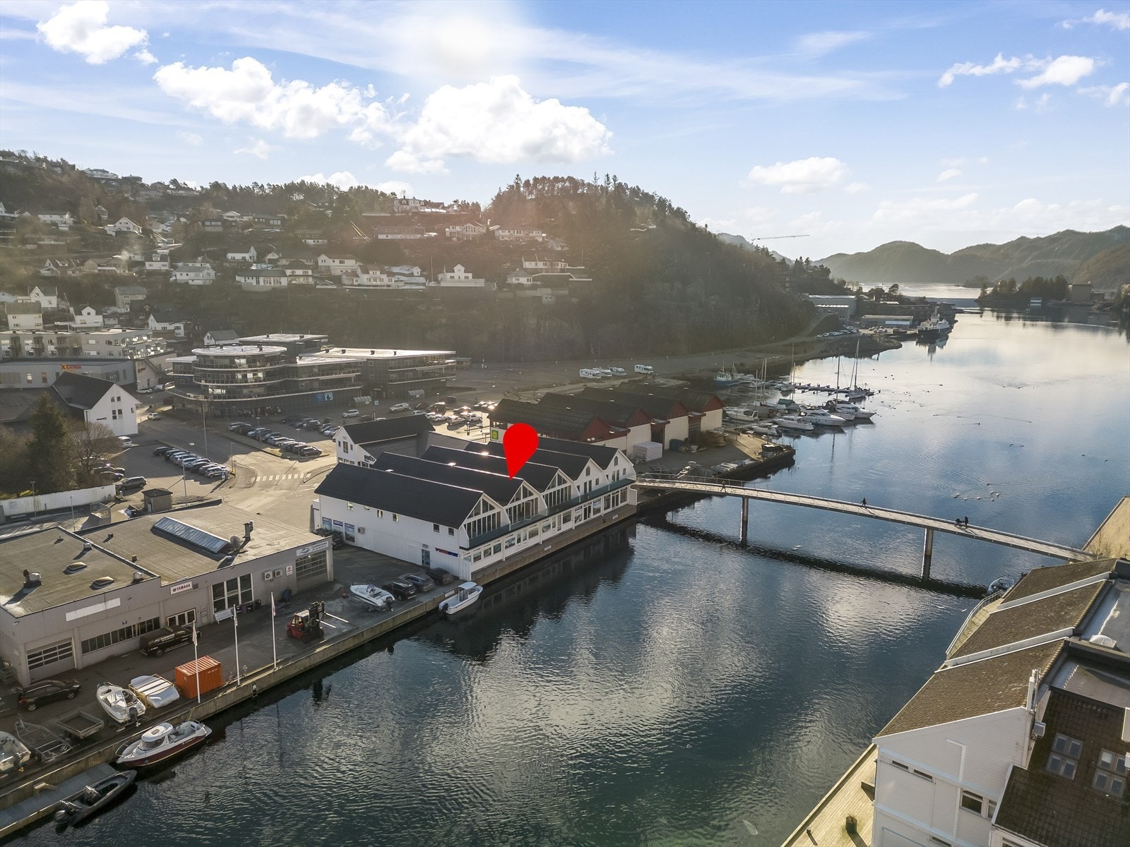 Leiligheten ligger i 2. og 3. etasje i et sameie. Galleribilde