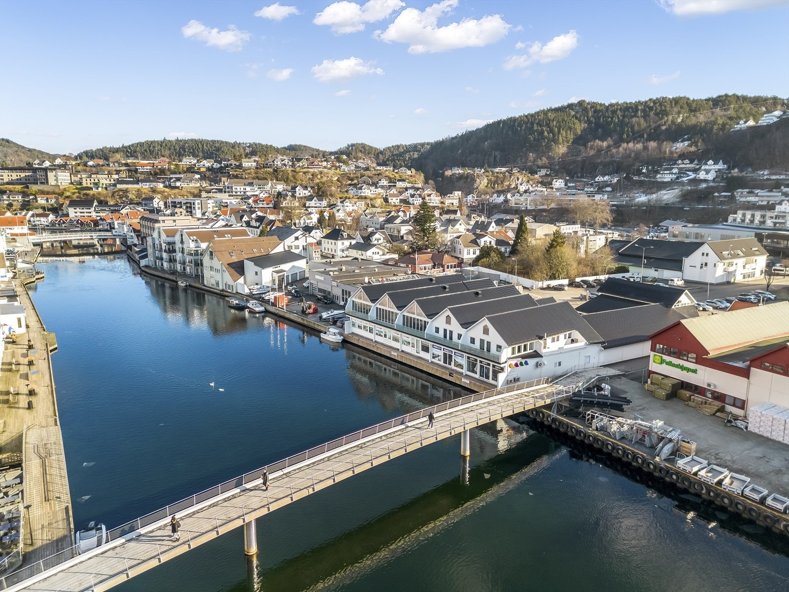Fra gangbroa har du kort gange over til bykjernen med handlegate og restauranter på rekke og rad. Galleribilde