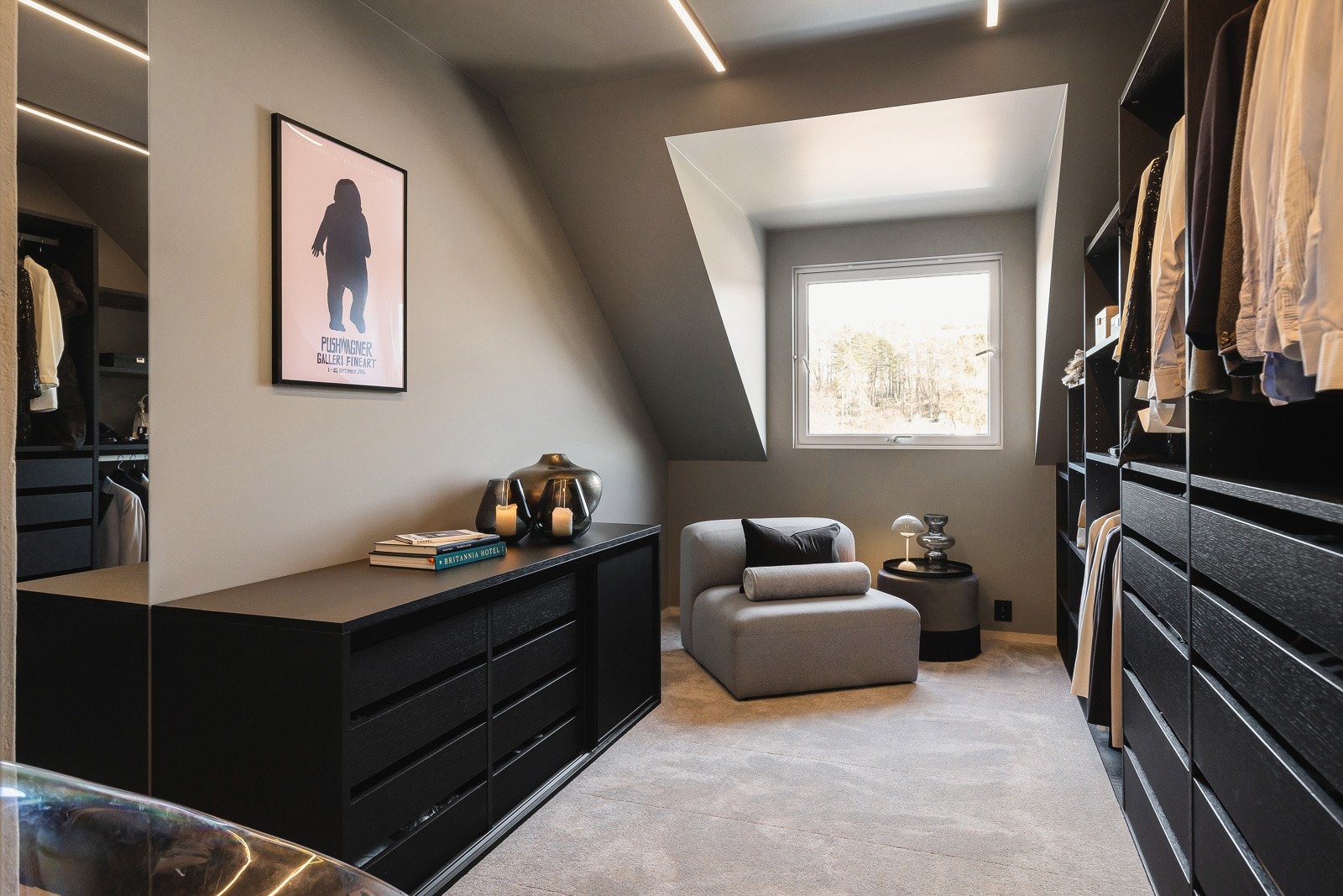 Soverom 2 er utnyttet til garderoberom av dagens eier, og innredet med lagringsrik garderobeløsning fra Drømmekjøkkenet/Ballingsløv langs begge vegger. Galleribilde