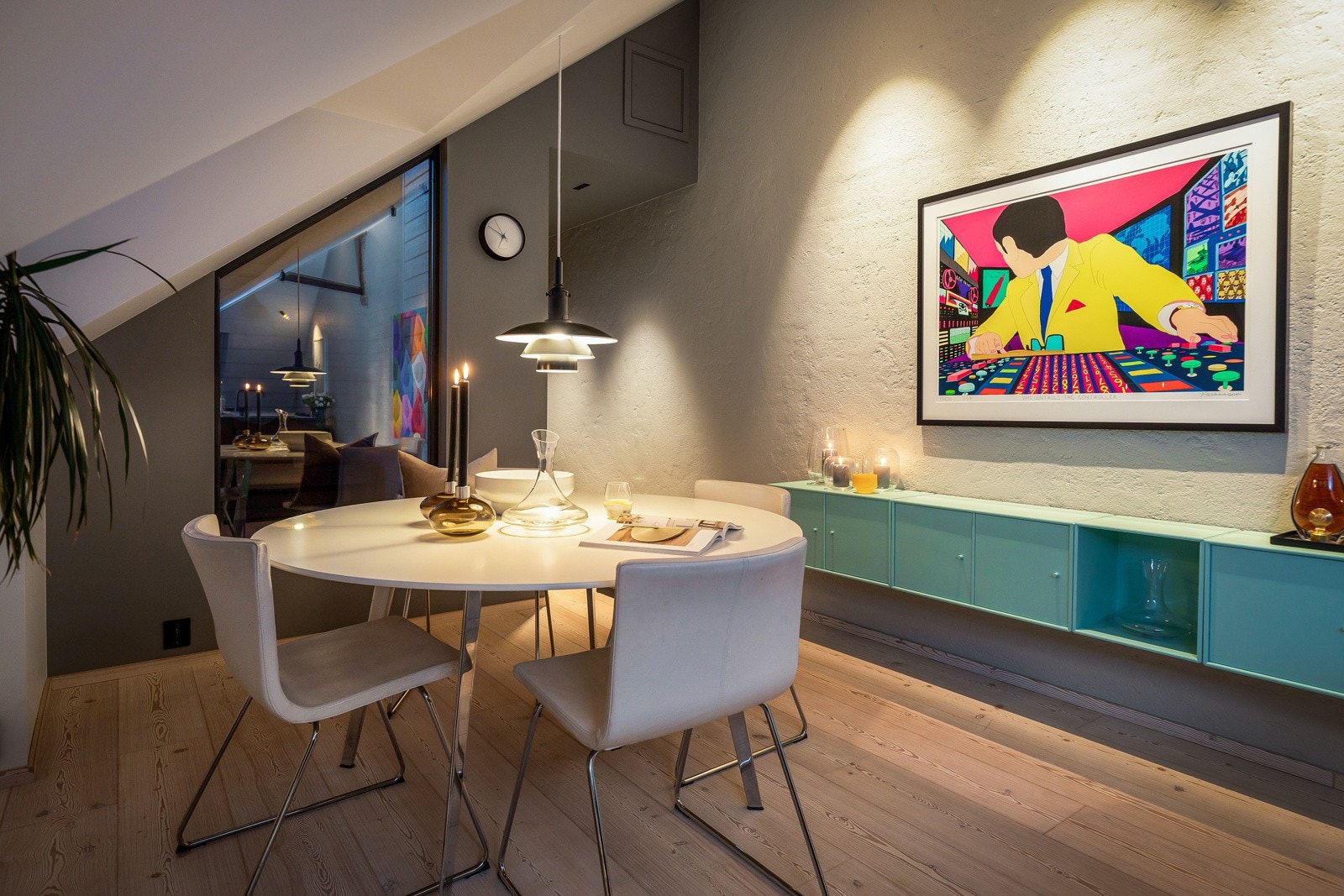 Gang, stue og kjøkkenareal har gulvvarme | Gulvlister i alle oppholdsrom er skjært parkett tilsvarende gulvmaterial, utført av Byåsen Trevare. Galleribilde