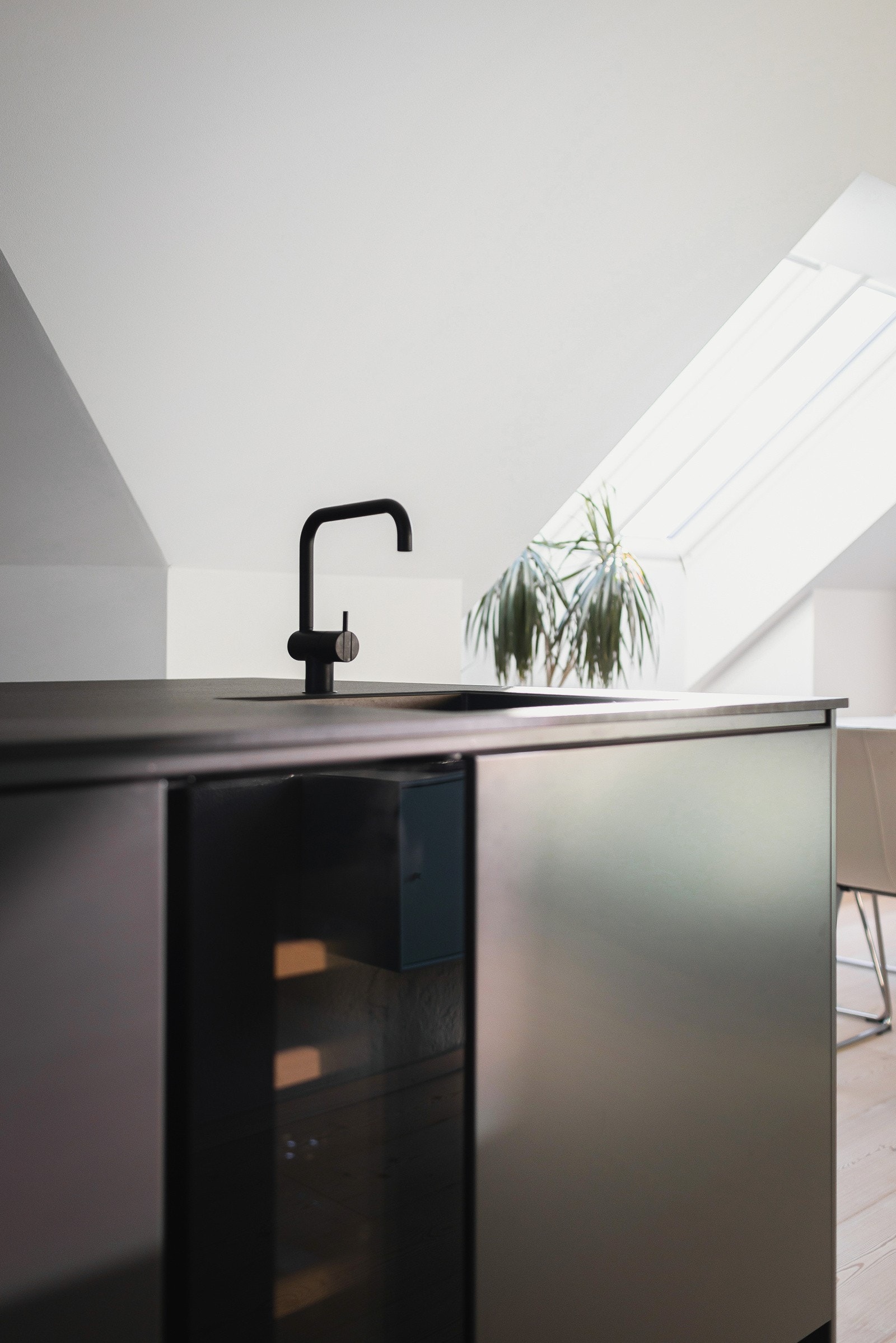 Kompaktlaminat benkeplate og armatur fra Vola både på kjøkkenøy og oppvaskbenk. Galleribilde