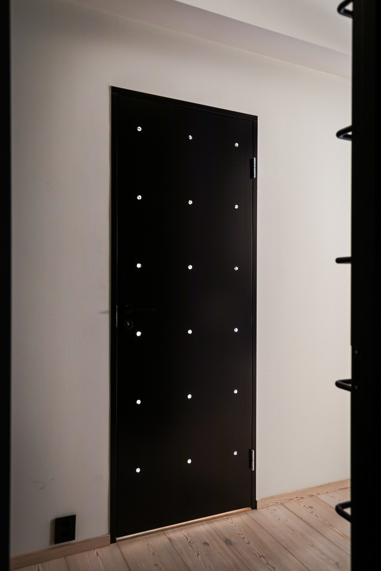 Særpreget og lekker baderomsdør fra SnickarPer med glassylindere for ekstra lysspill. Galleribilde