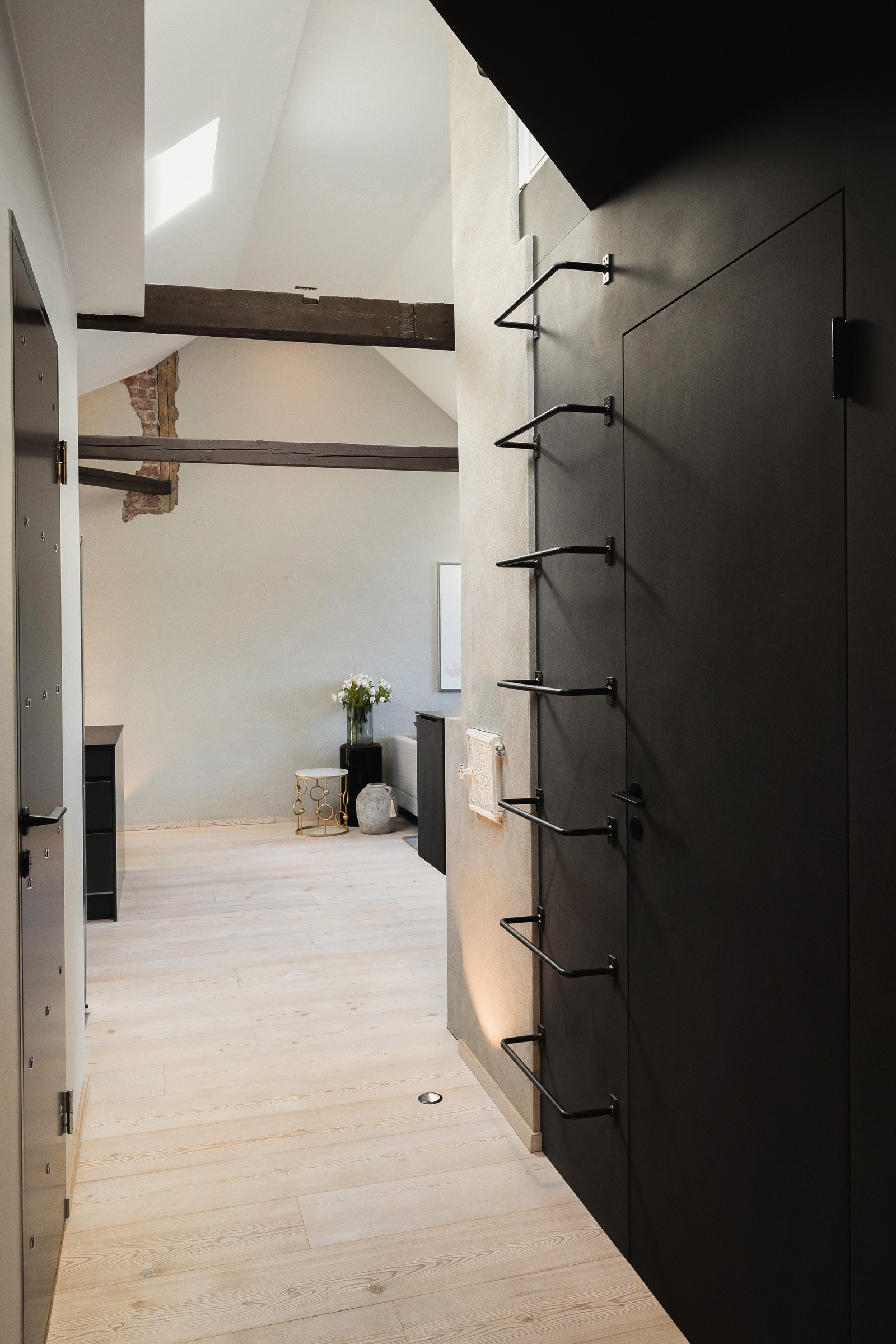 Fra gangarealet har man spesialtilpassede ståltrinn fra Thio Smia som leder opp til hemsen. Galleribilde