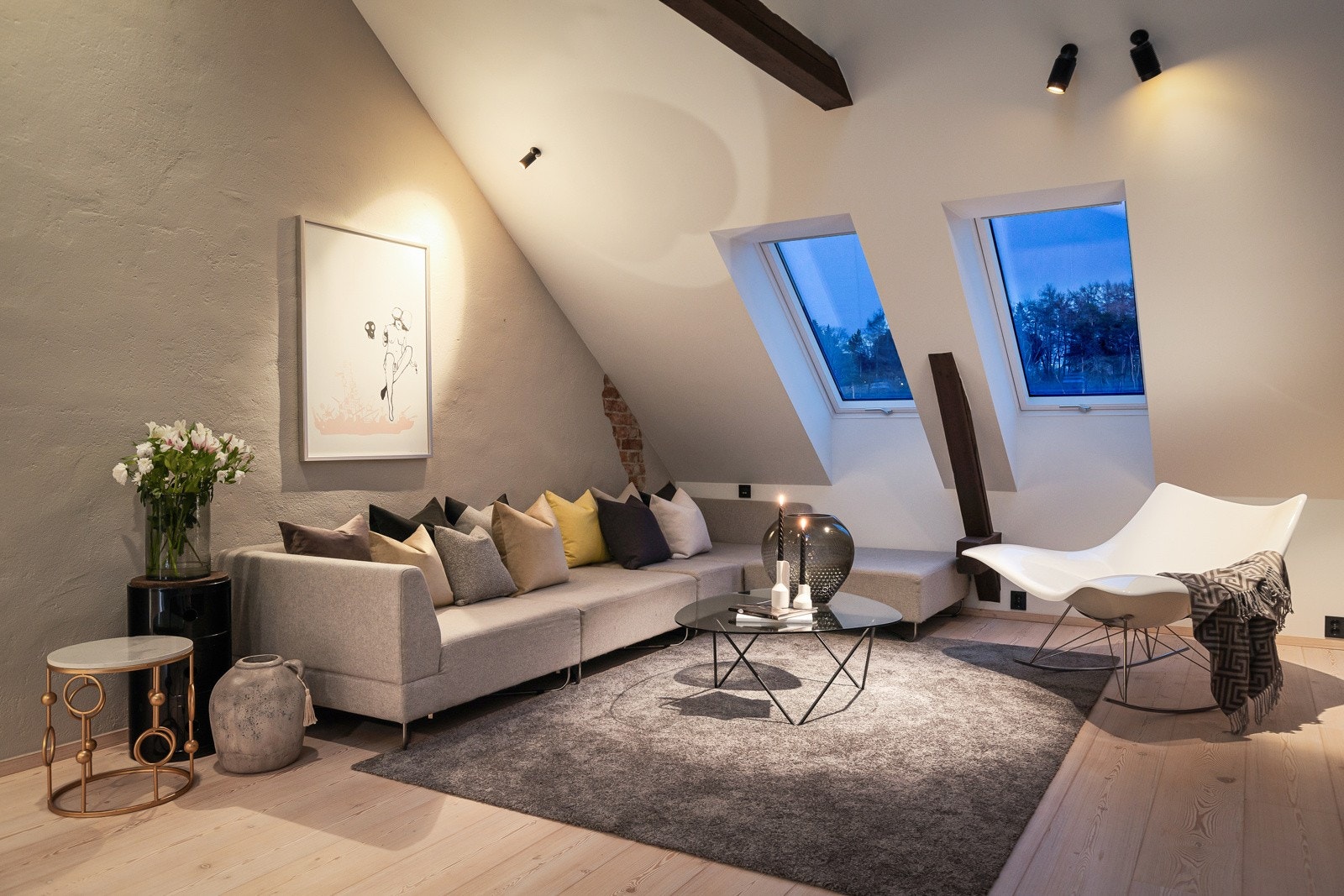 Revet ned til stender og isolasjon, avrettet, etterisolert enkelte parti og bygd opp i sin helhet. Galleribilde