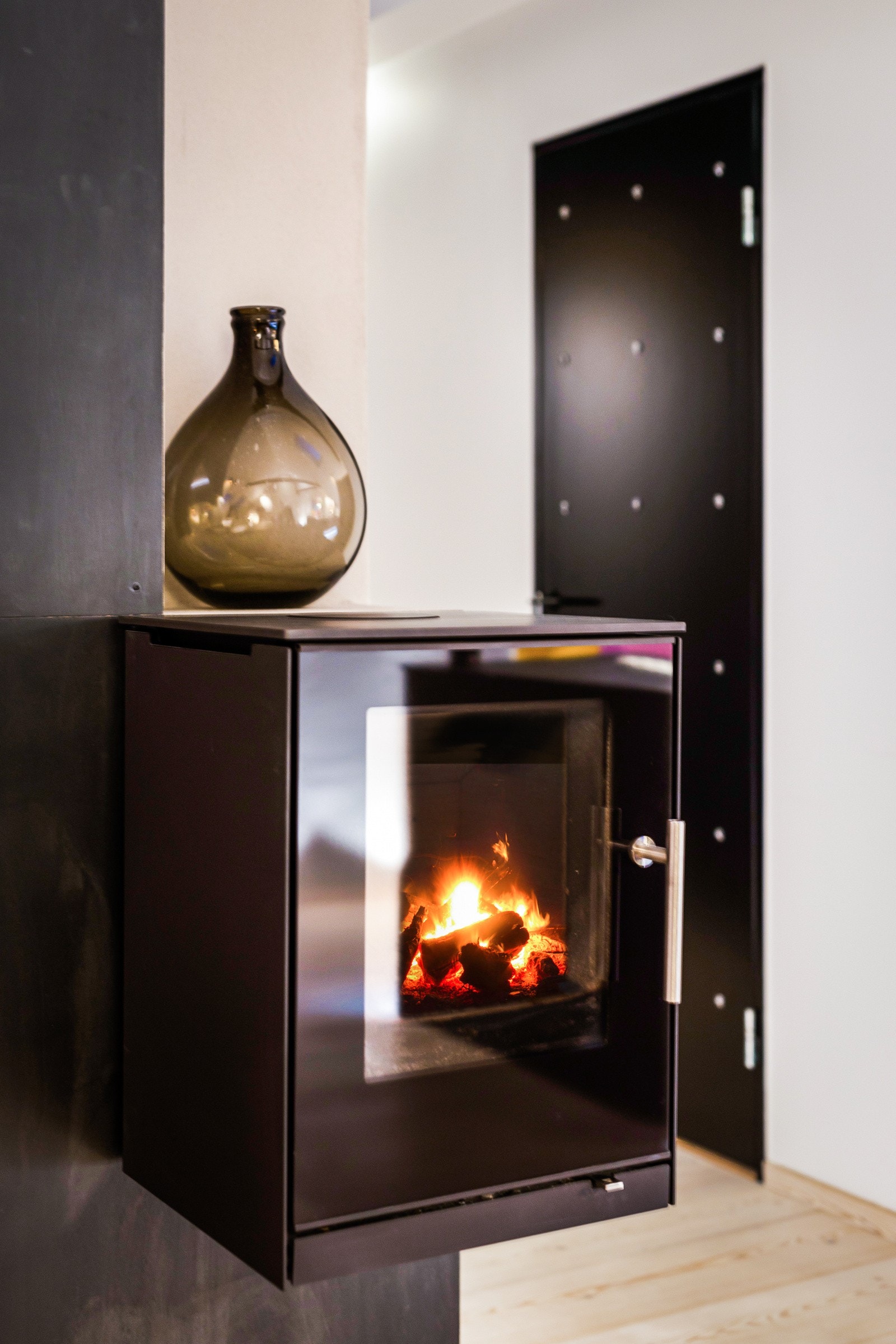 Boligen preges av et røft uttrykk i kombinasjon med rene linjer og moderne materialer. Galleribilde