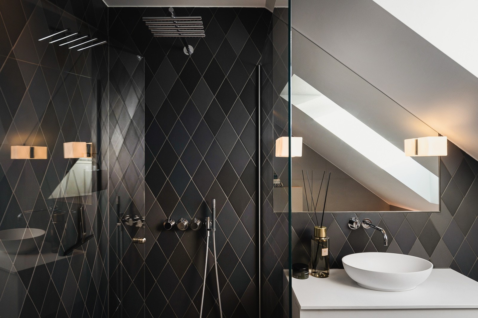 Innebygd armatur fra Vola i dusjsone, ved servanten og badekaret. Vegghengt høyttaler fra Denon. Galleribilde