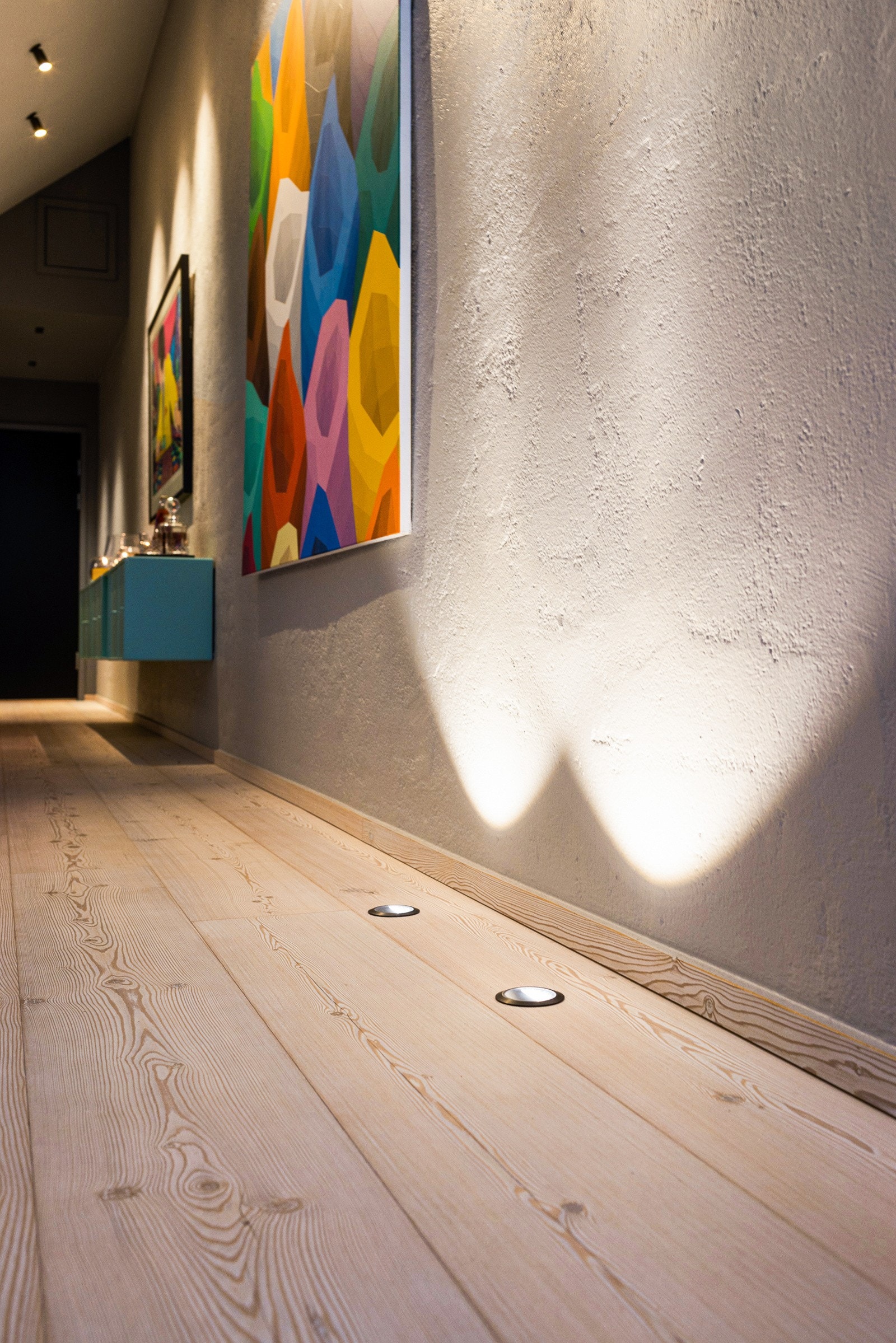 All belysning er levert fra Stokkan Lys med appstyring | Lekker 23 mm lerkeparkett fra Timberwise med gulvvarme. Galleribilde