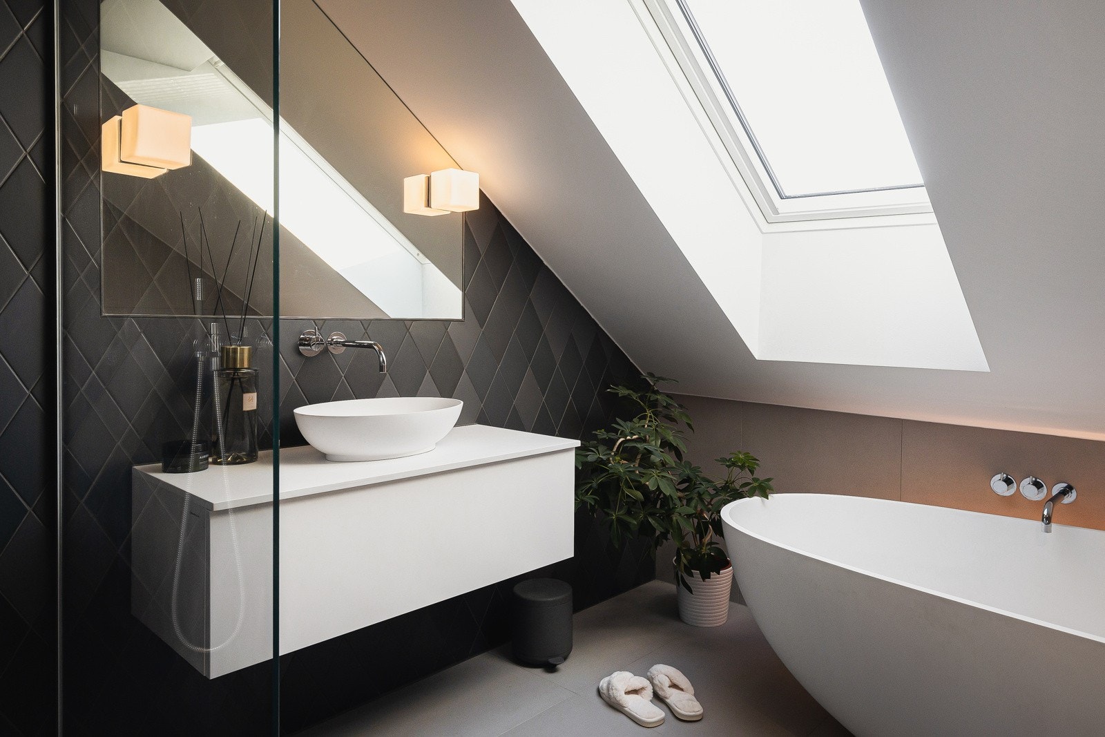 For øvrig to doble stikkontakter i servantskuff, vegghengt håndkletørker og sensorstyrt belysning. Galleribilde