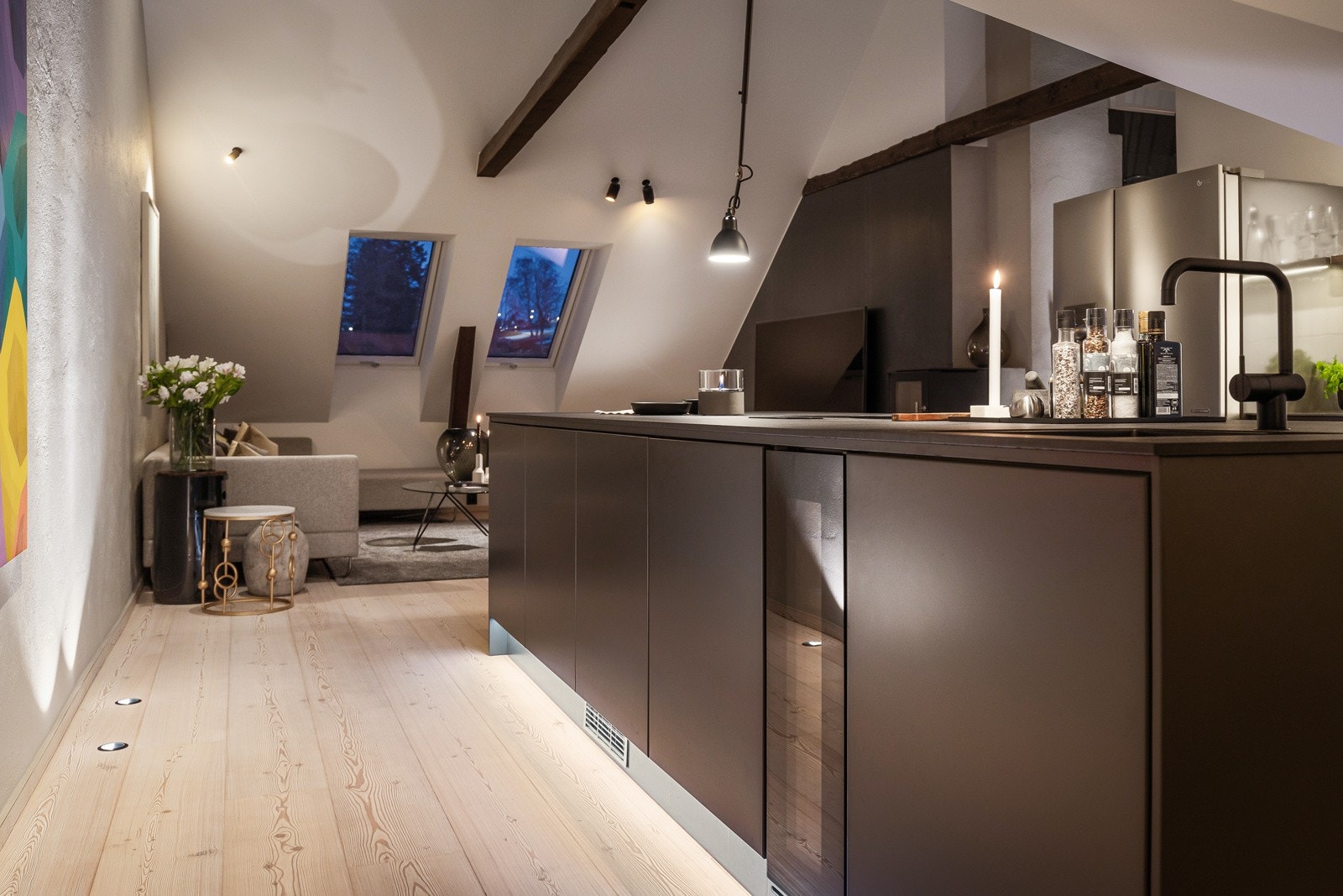 Boligen er en del av en flott og historisk bygård fra 1908 på Pappenheim, og ble totalrenovert i perioden 2019/20. Galleribilde