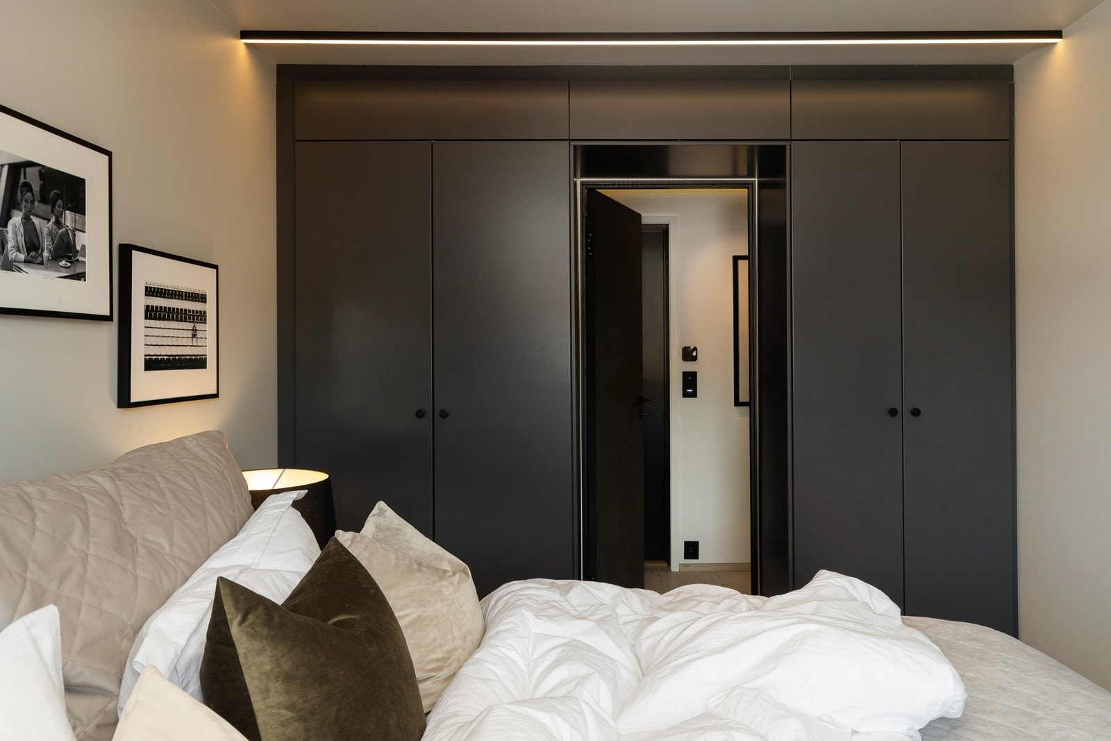 Stilfullt hovedsoverom med plassbygd garderobe med full utnyttelse opp til tak og over soveromsdøra. Galleribilde