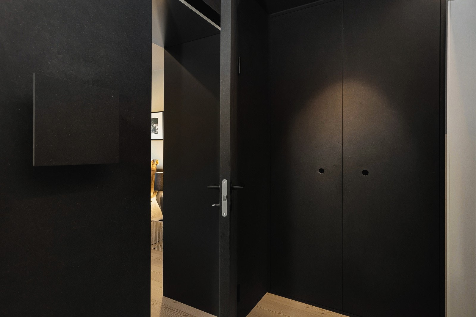 Vegger, dører og tak i gangareal for øvrig er håndlagd i Valchromat. Galleribilde