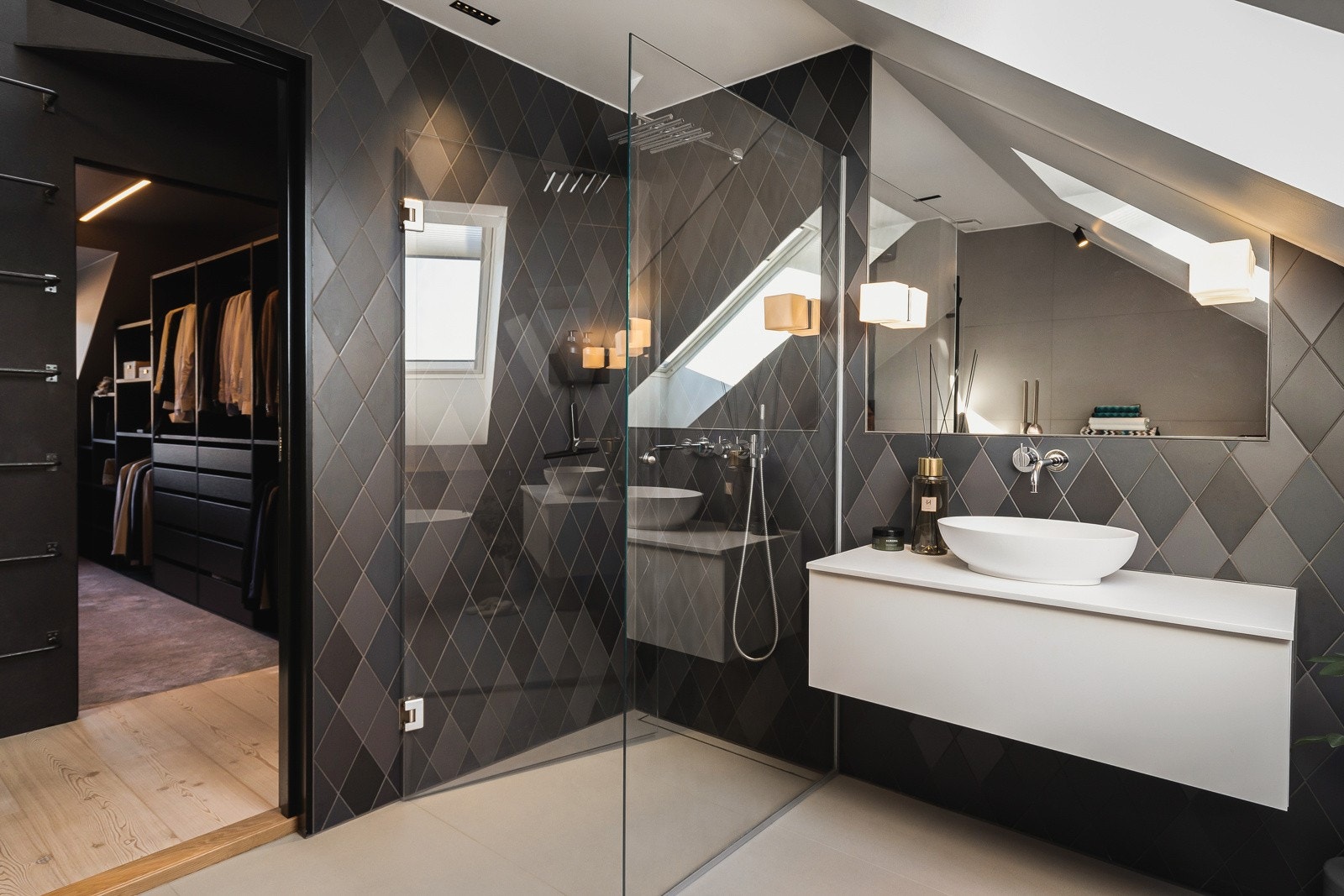 Dusjsonen er kledd i WOW Black Diamond fliser som fullføres langs skråveggen. Galleribilde