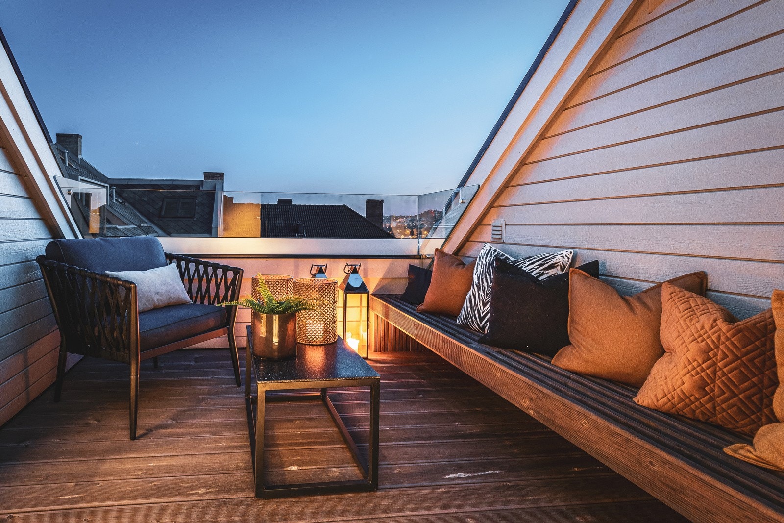 Takterrassen har en anseelig størrelse på ca. 7 kvm og ligger som øvrige deler av boligen helt skjermet. Glassrekkverk, nye terrassebord i Royal impregnert grå og plassbygd benk. Galleribilde