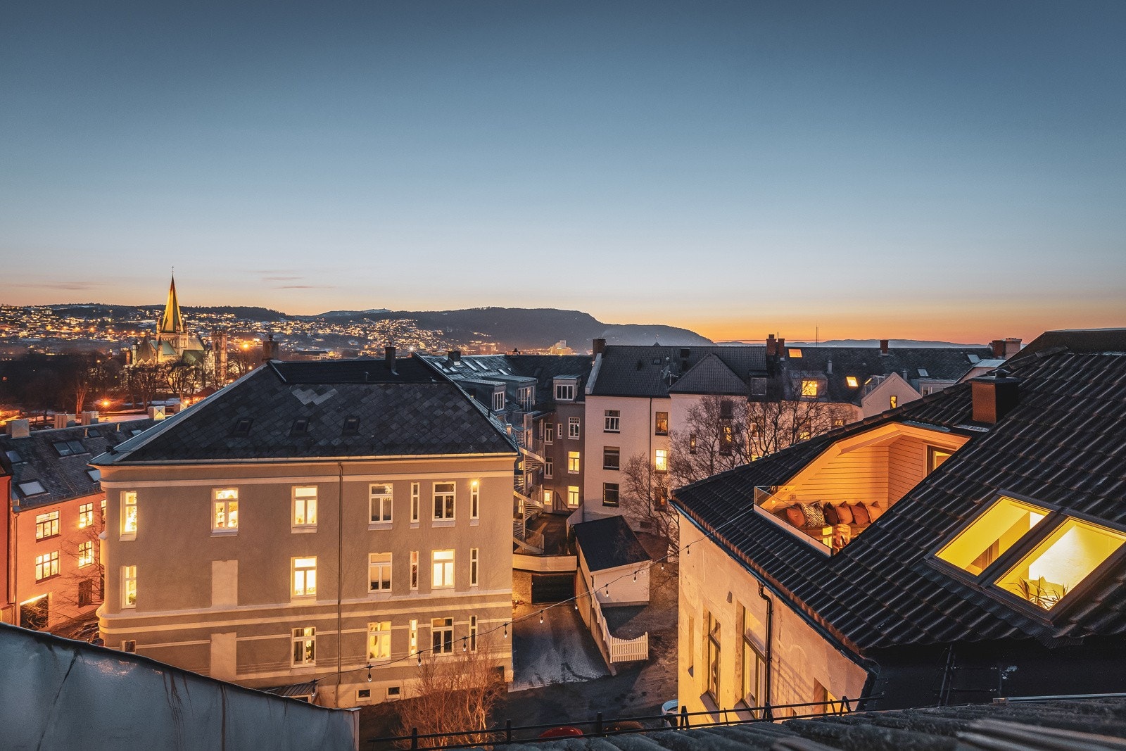 Toppetasjene i strøket får en majestetisk plassering på platået over Bakklandet og sentrum. Galleribilde