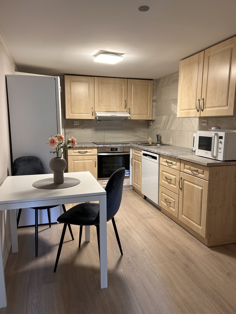 Fin, stor og praktisk kjøkken med hvitevarer Galleribilde