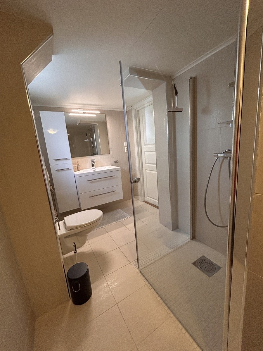 Stort bad med kombi vask/tørk maskin Galleribilde