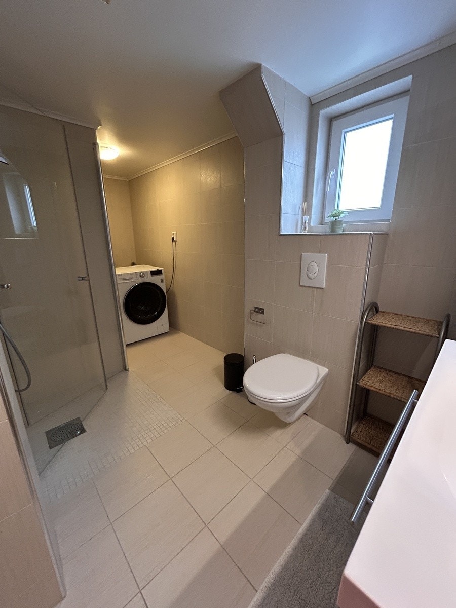 Stort bad med kombi vask/tørk maskin Galleribilde