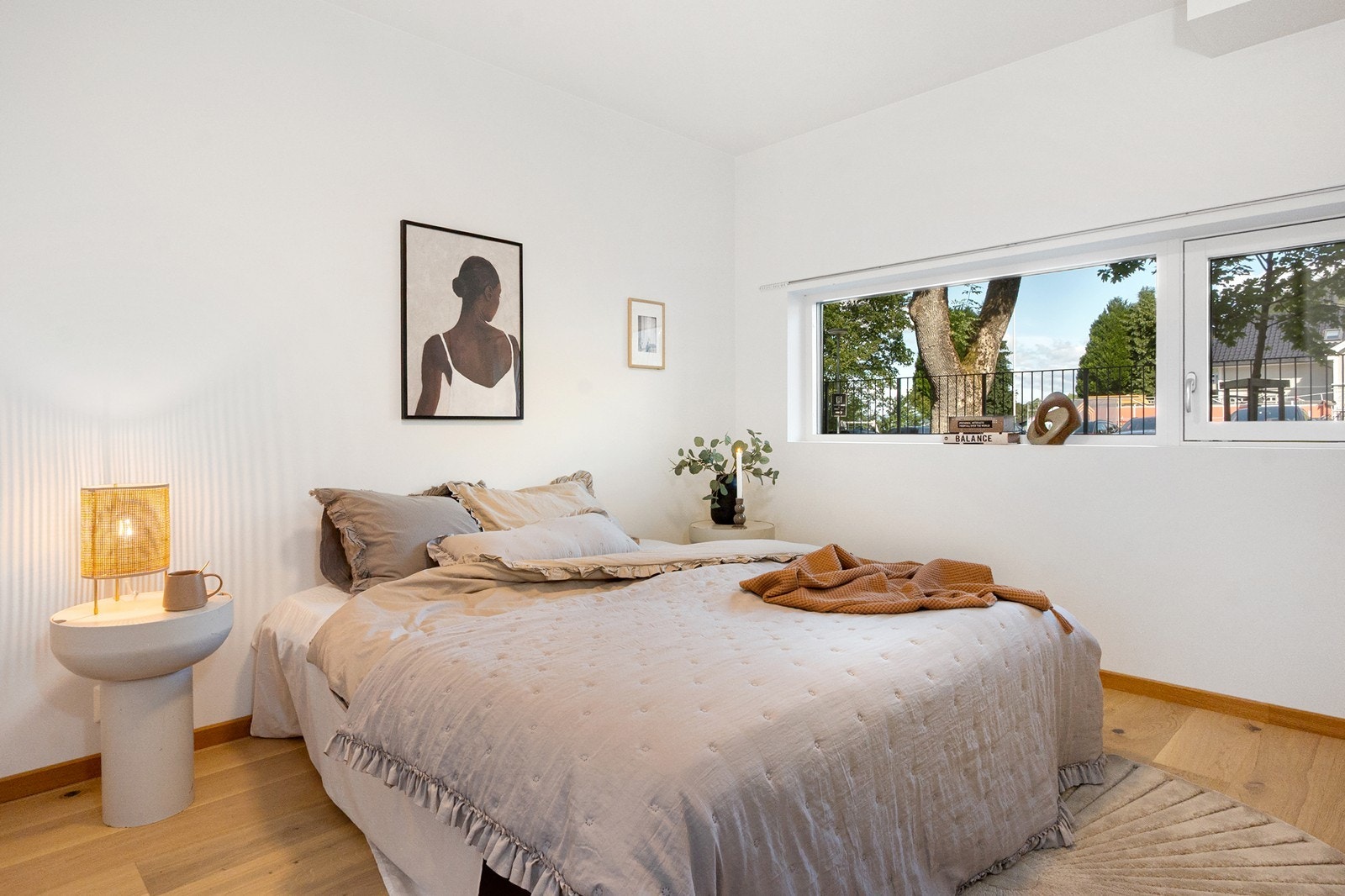 Det romslige soverommet har lyse vegger og gir god plass til både dobbeltseng og nattbord på hver sin side. Galleribilde