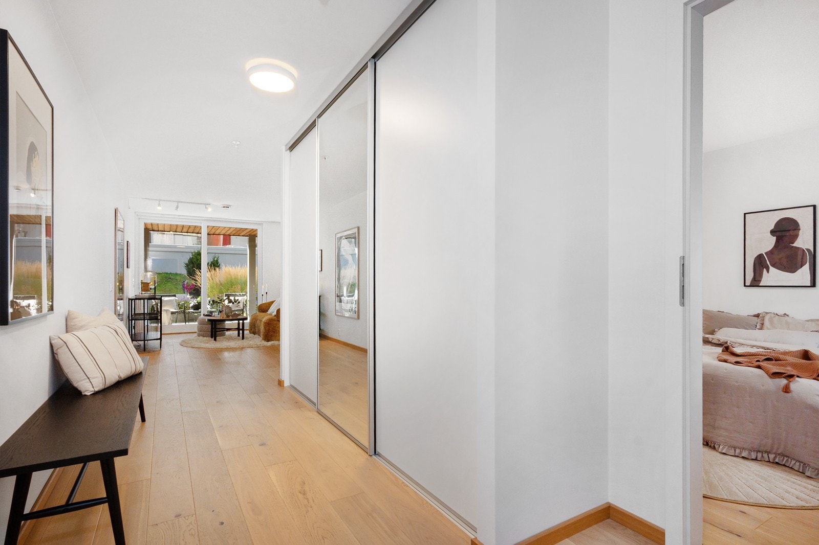 Entréen er lys og innbydende, et stort garderobeskap langs veggen sikrer orden for yttertøy og sko. Det er også plass til en sittebenk eller skjenk. Galleribilde