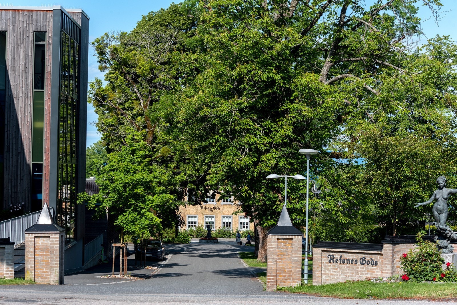 Refsnes Gods er et historisk hotell fra 1767, som ligger vakkert til ved Oslofjorden. Hotellet gir en opplevelse preget av historie, kultur og høy kvalitet. Sameiet har rabattavtaler ved overnatting. Galleribilde