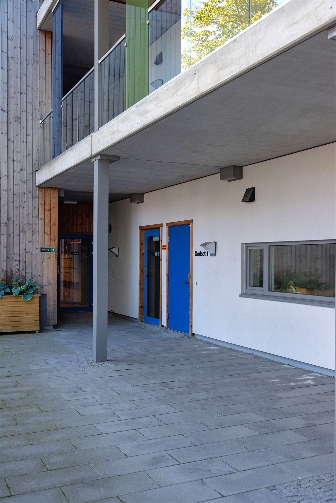 Inngangspartiet er overbygd og steinbelagt. Galleribilde