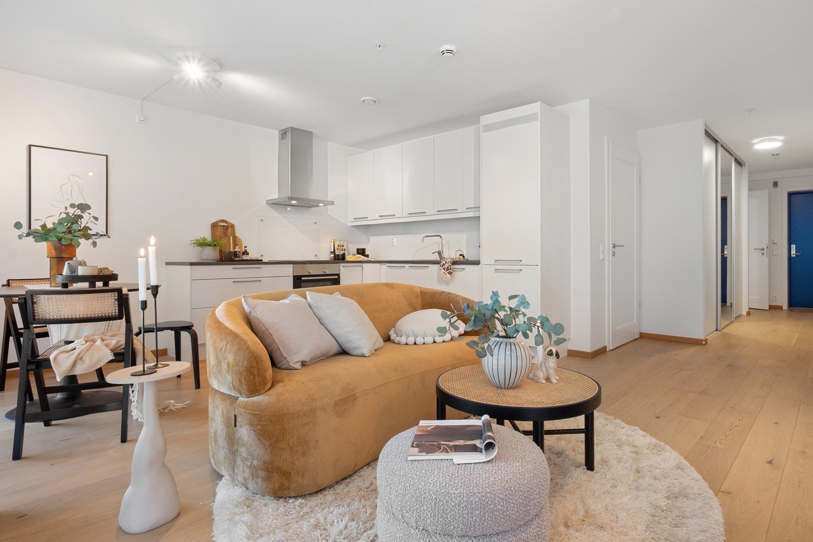 Stuen har en lun og moderne atmosfære, med 1-stavs eikeparkett og vannbåren gulvvarme. Galleribilde