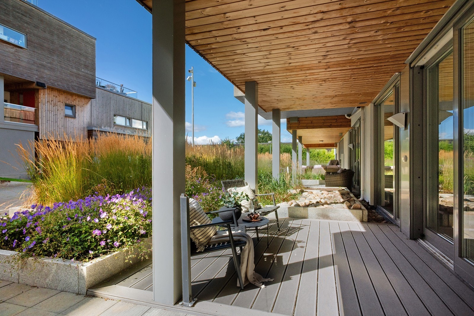 Fra stuen er det utgang til en overbygd terrasse på 10 kvm med impregnert tregulv. Galleribilde