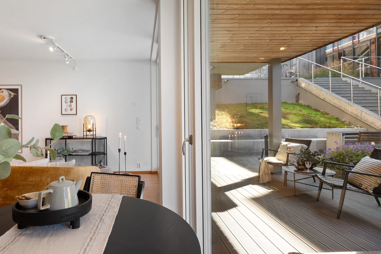 Spotskinne i himling og store vindusflater gir godt med lys og en luftig følelse, i tillegg til en takhøyde på 2,41 m. Galleribilde