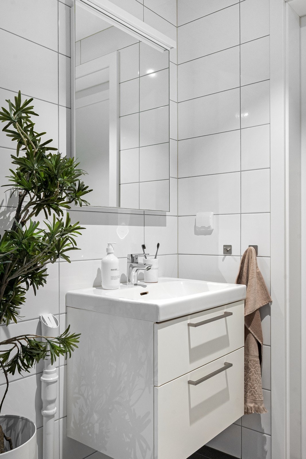 Downlights i tak gir god belysning, og servantskap med glatte, høyglansede fronter bidrar til et moderne uttrykk. Badet er av god størrelse og med opplegg for vaskemaskin. Galleribilde