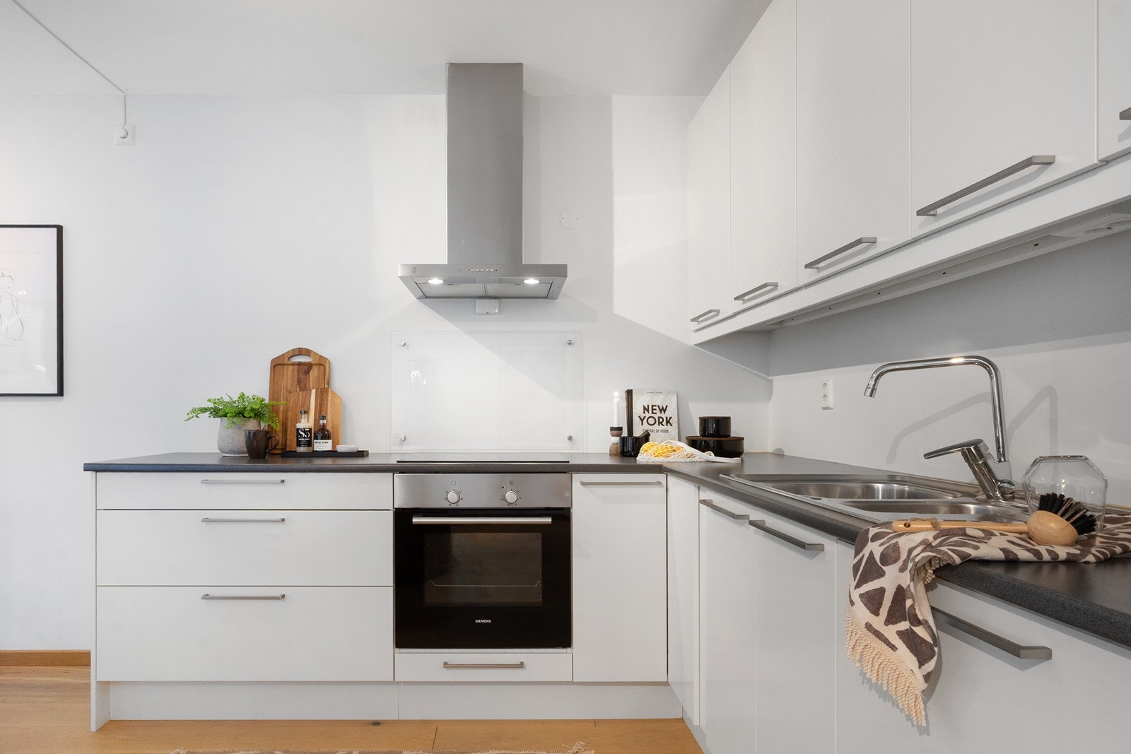 Integrerte hvitevarer består av induksjonsplatetopp (60 cm), stekeovn fra Siemens, oppvaskmaskin og kombiskap med kjøl og frys. Galleribilde