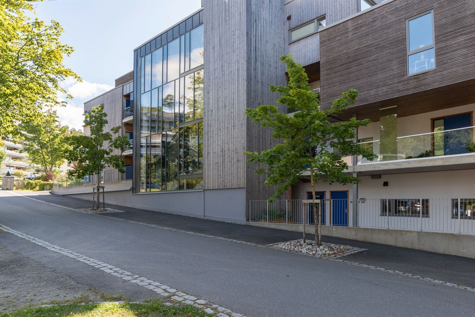 Området er opparbeidet med blomster, trær, planter, samt asfalterte og steinbelagte stikkveier. Det medfølger biloppstillingsplass garasjeanlegg. Galleribilde
